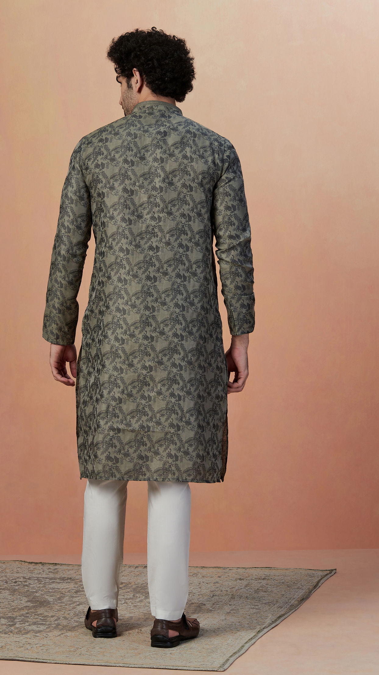 alt message - Manyavar Men Smoke Grey Printed Kurta Pajama image number 3